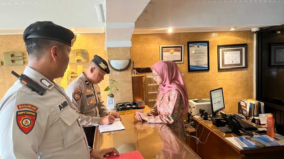 Berharap Sitkamtibmas Menjelang Pilkada Kota Batu T.A. 2024 Aman Kondusif, Personel Pam Obvit Satsamapta Polres Batu Giat Patroli Dialogis Ke Tempat Wisata