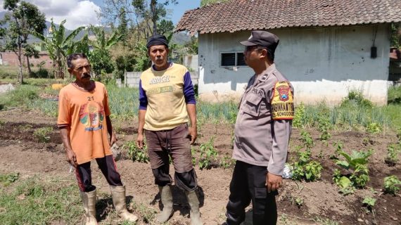 Berharap Sitkamtibmas Tetap Aman Kondusif Menjelang Pilkada 2024, Personel Polisi RW Polres Batu Giat Sambang Desa