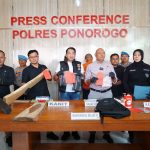 Polres Ponorogo Berhasil Ungkap Ilegal Logging, Tersangka dan Ratusan Batang Kayu Hutan Diamankan