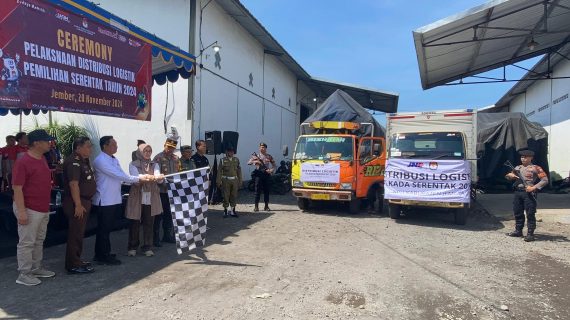 Polisi Kawal Pendistribusian Logistik Pilkada 2024 di Jember