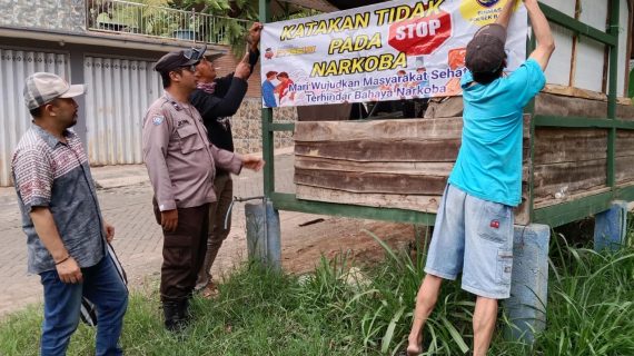 Berharap Sitkamtibmas Tetap Aman Kondusif Menjelang Pilkada T.A. 2024, Anggota Polisi RW Polres Batu Giat Sambang Desa