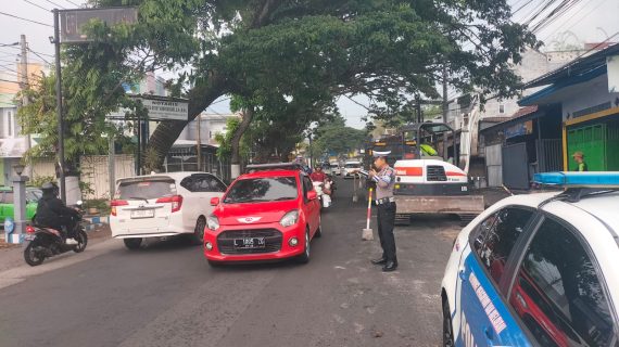 Pastikan Aman dan Lancar, Personel Satlantas Polres Batu Sebar Lebar Giat Strong Point Saat Weekend