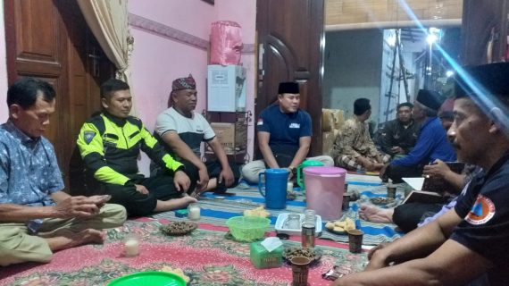 Berharap Sitkamtibmas Tetap Aman Kondusif Menjelang Pilkada T.A. 2024, Personel Polisi RW Polres Batu Giat Sambang Desa