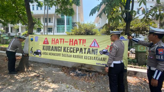 Satlantas Polres Batu Lakukan Pemetaan dan Pasang Spanduk di Lokasi Rawan Kecelakaan dan Bencana Demi Keselamatan Masyarakat