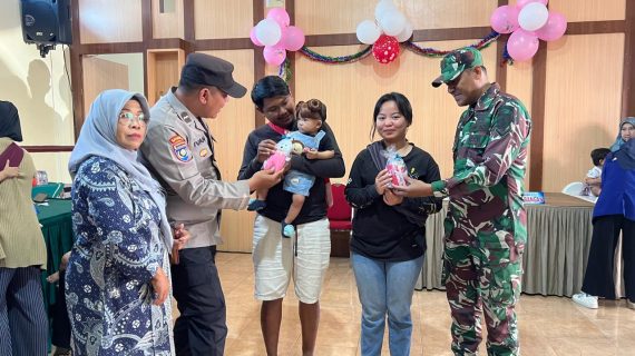 Berharap Sitkamtibmas Tetap Aman Kondusif Jelang Pilkada T.A. 2024, Personil Polisi RW Polres Batu Giat Sambang Desa