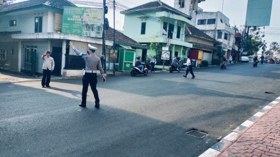 Personel Satlantas Polres Batu Lakukan Poros Pagi Di Simpul Rawan Laka dan Rawan Macet