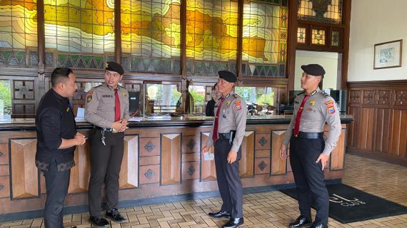 Berharap Sitkamtibmas Jelang Pilkada Kota Batu T.A. 2024 Aman Kondusif, Personel Pam Obvit Satsamapta Polres Batu Patroli Dialogis Ke Tempat Wisata