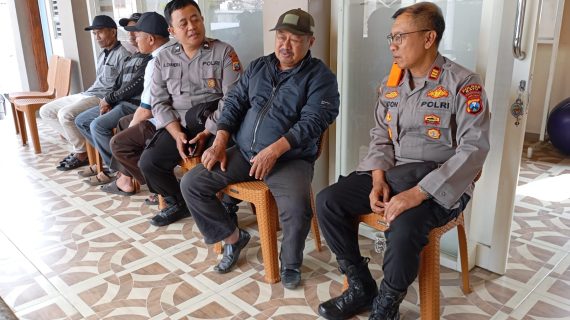 Polres Batu Perkuat Keamanan Jelang Pilkada 2024 Melalui Giat Sambang Desa oleh Polisi RW