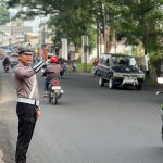 Personel Satlantas Polres Batu Perkuat Poros Pagi di Titik Rawan Kecelakaan dan Macet