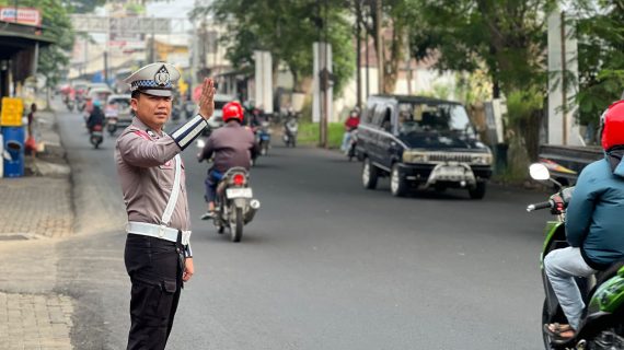 Personel Satlantas Polres Batu Perkuat Poros Pagi di Titik Rawan Kecelakaan dan Macet