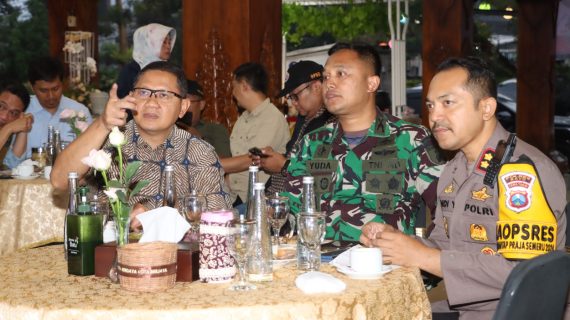 Kapolres Batu Bersama Forkopimda Tinjau TPS untuk Pastikan Keamanan Proses Penghitungan Suara