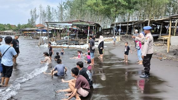 Polres Jember Siagakan Personel di Pantai Saat Ops Lilin Semeru 2024, Antisipasi Bencana Hidrometeorologi