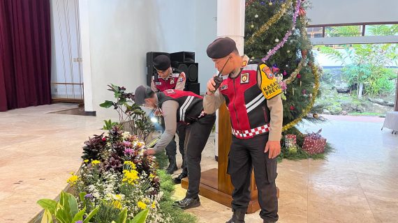 Pastikan Aman, Polres Batu Lakukan Sterilisasi Gereja Jelang Natal 2024