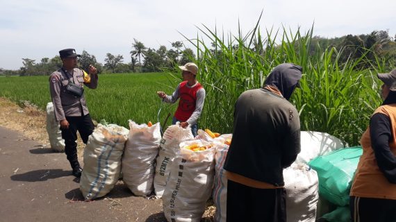 Polisi RW Polres Batu Sambangi Warga, Jaga Situasi Kondusif Pasca Pungut Suara Pilkada 2024