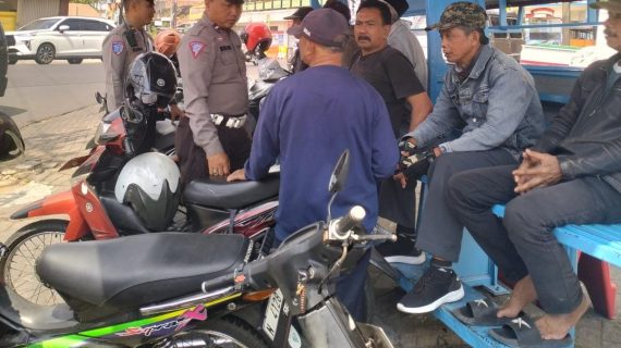 Anggota Polisi RW Polres Batu Sambangi Warga, Jaga Situasi Kondusif Pasca Pungut Suara Pilkada 2024