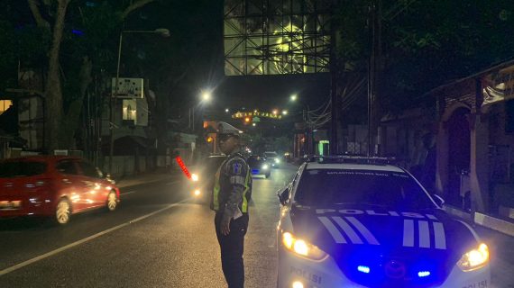 Anggota Polres Batu Gelar Blue Light Patrol Pasca Pungut Suara Pilkada 2024 untuk Ciptakan Situasi Kondusif