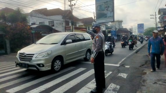 Anggota Satlantas Polres Batu Giatkan Poros Pagi, Pastikan Kelancaran dan Keamanan Lalu Lintas