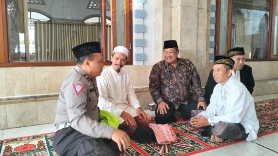 Anggota Polisi RW Polres Batu Sambang Warga, Jaga Situasi Kondusif Pasca Pungut Suara Pilkada dan Jelang Nataru 2024