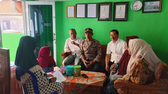 Anggota Polisi RW Polres Batu Sambang Warga, Jaga Situasi Kondusif Pasca Pungut Suara Pilkada 2024