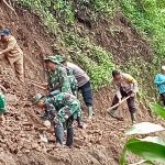 Polres Madiun Bersama TNI Gelar Kerja Bakti Perbaiki Jalan Rusak Akibat Tanah Longsor