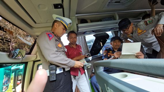 Polres Batu Lakukan Ramcek dan Tes Urine Sopir Bus Pariwisata Demi Keselamatan Wisatawan