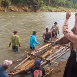 Polisi dan Warga Bantu Seberangkan Anak Sekolah di Jember Gunakan Bambu Rakit Akibat Jembatan Putus